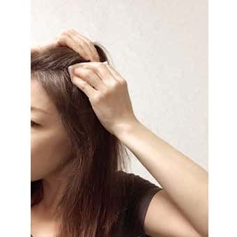 ＜スキューズ ミー＞ ドライシャンプーシート（20枚入）フルーティブーケを使用している筆者