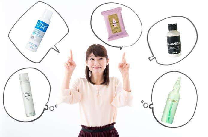 ５種類のドライシャンプーを指さしている女性
