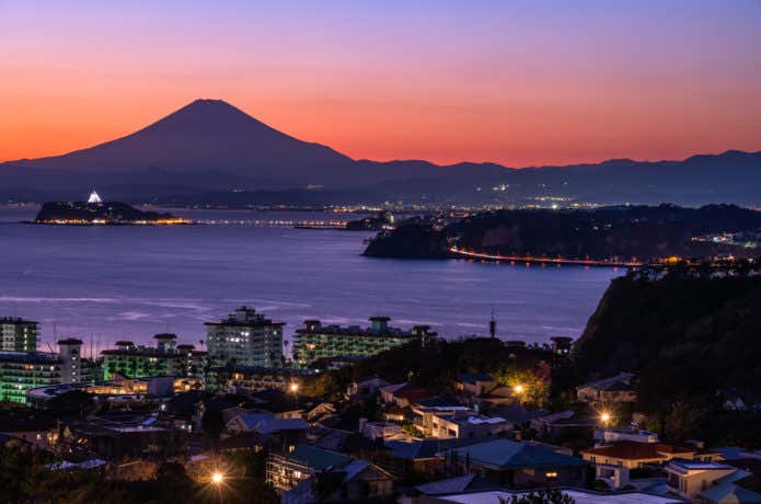 湘南の海から見た富士山