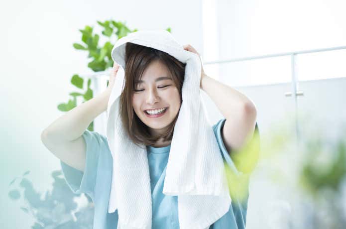 シャンプー後の女性