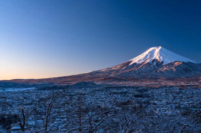 冬の富士山と富士吉田の街