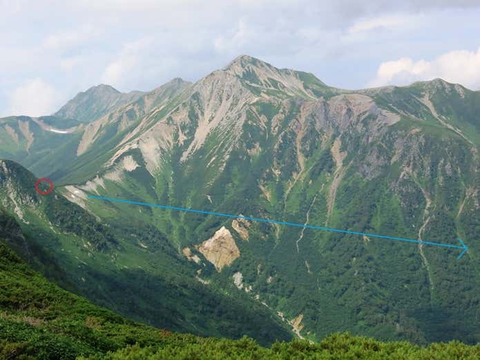 正面の大きな山が鷲羽岳で、赤丸の場所が三俣山荘