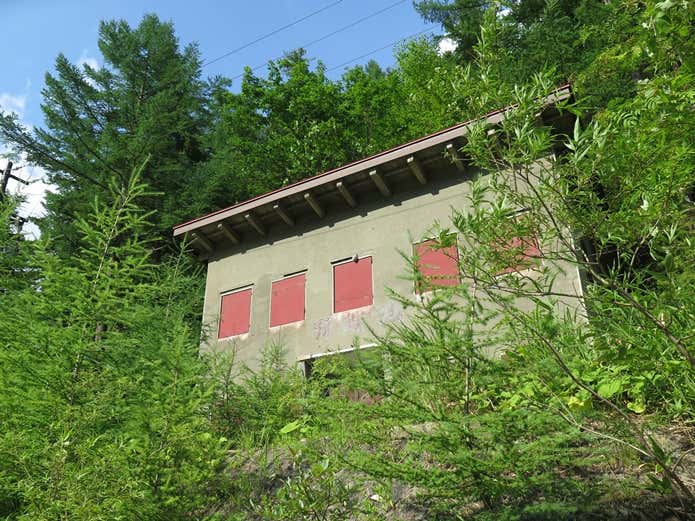 扉が閉まられたままの湯俣山荘。