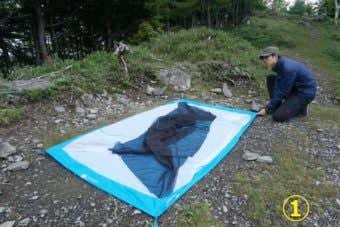 インナーテントを広げて四隅をペグダウン