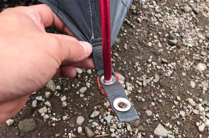 四隅のグロメットに差し込む