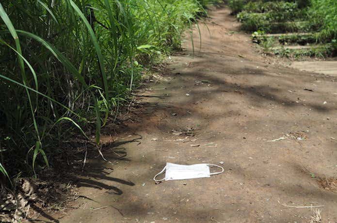登山道に落ちていたマスク