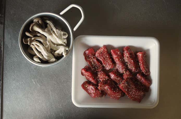 ステーキ肉とひらたけ