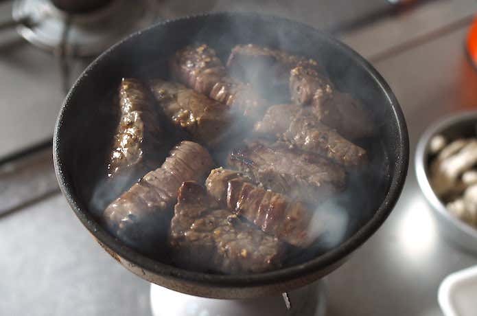 肉を焼く