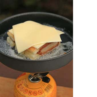 とろけるスライスチーズをのせる