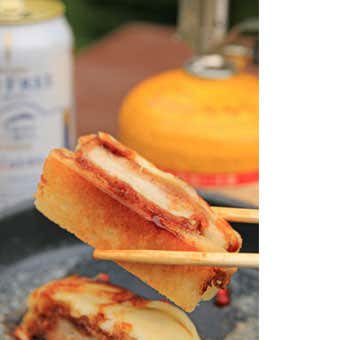 まい泉カツサンドのチーズ揚げサンド風　ハシで持つ