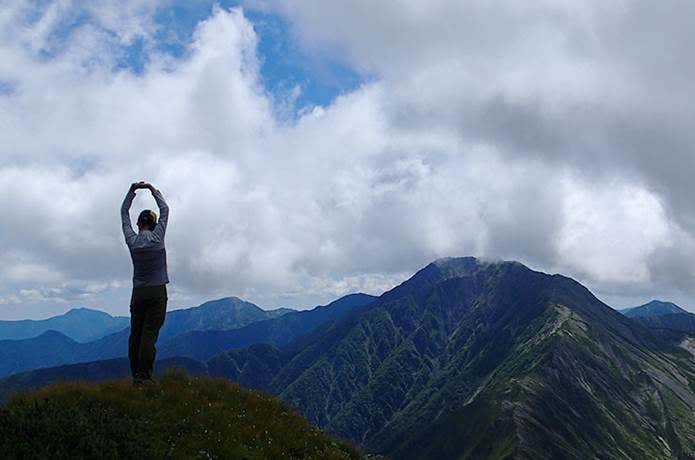 登山を満喫している女性