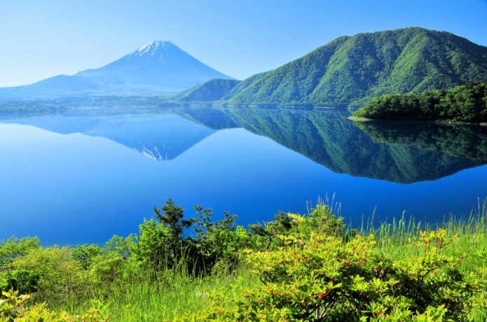 本栖湖と富士山、竜ヶ岳