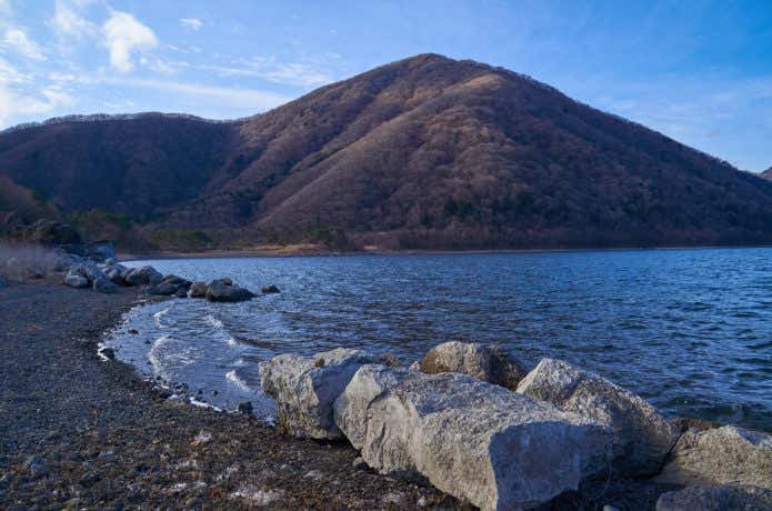 本栖湖から望む竜ヶ岳