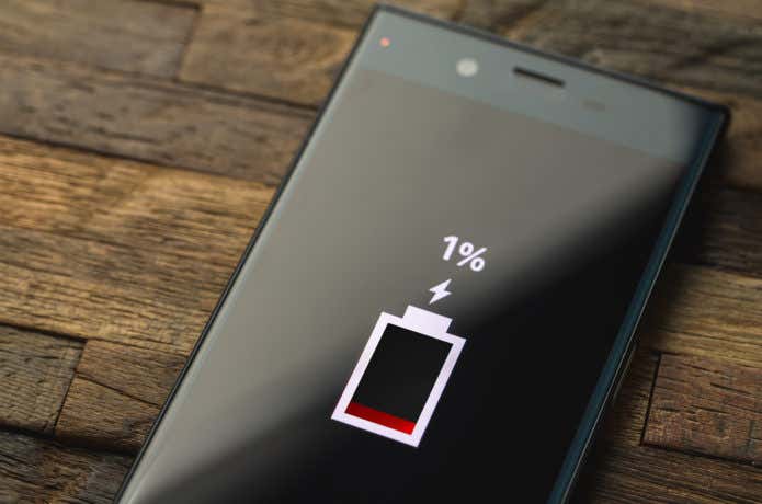 電池が切れそうなスマートフォン