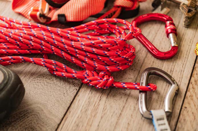ロープをはじめとしたクライミングデバイスをいかに使用するか？が登山ガイドと山岳ガイドの違いです