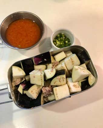 ナスを入れて蒸し焼き