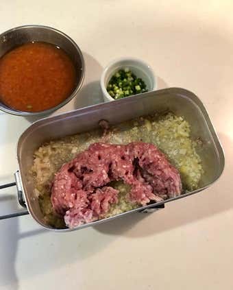 材料を入れて炒める