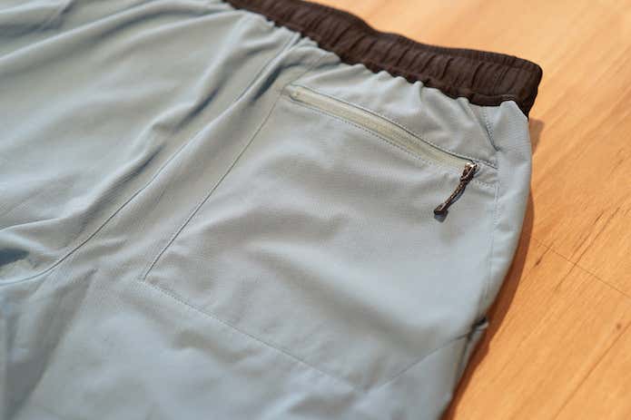 チャック付きのバッグポケット