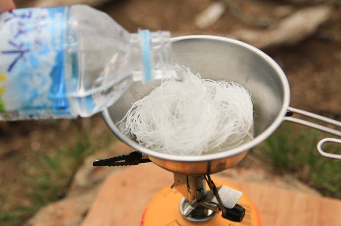 カニ缶と春雨のオイスターソース煮　春雨に水をいれる