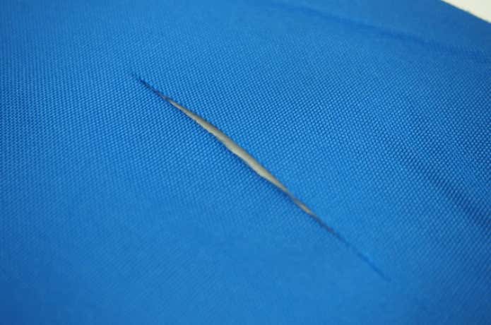テント補修剤　手順１　穴の周りの汚れを拭き取る