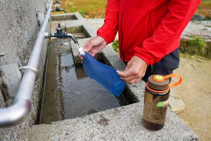 水場で水をくむ