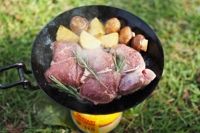 ラム肉を焼く