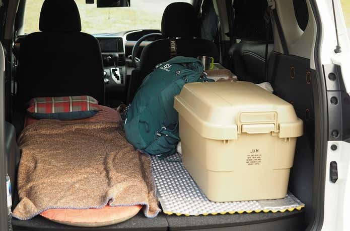片側に就寝スペース　片側に荷物