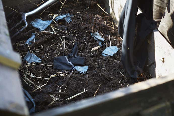 土に還している様子