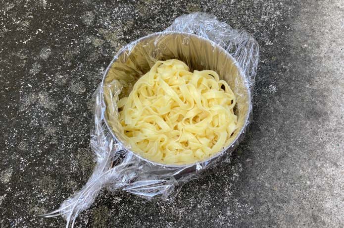 サンラップの上に麺を