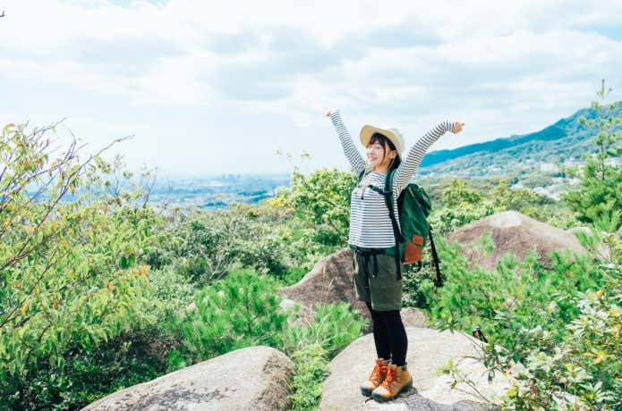 登山を楽しんでいる女性