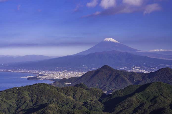 沼津アルプスの山並みと富士山