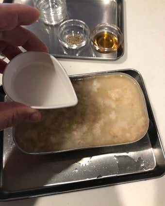 片栗粉を注ぎ入れる