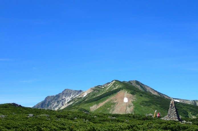 山頂から白馬岳や小蓮華山を望む