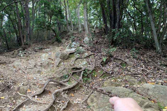 石尊山手前の鎖場・これは地形図からはわかりません