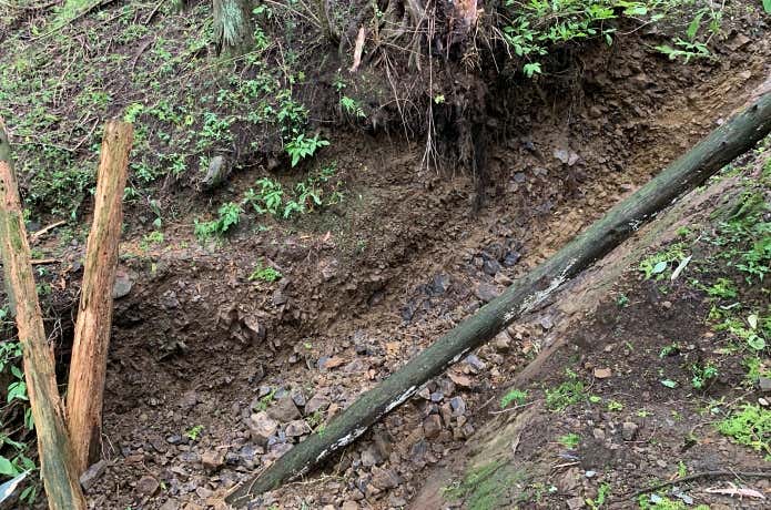 大雨で橋が流失した足柄・矢倉岳斜面の登山道