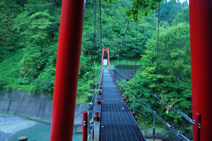 赤い鉄製の吊橋
