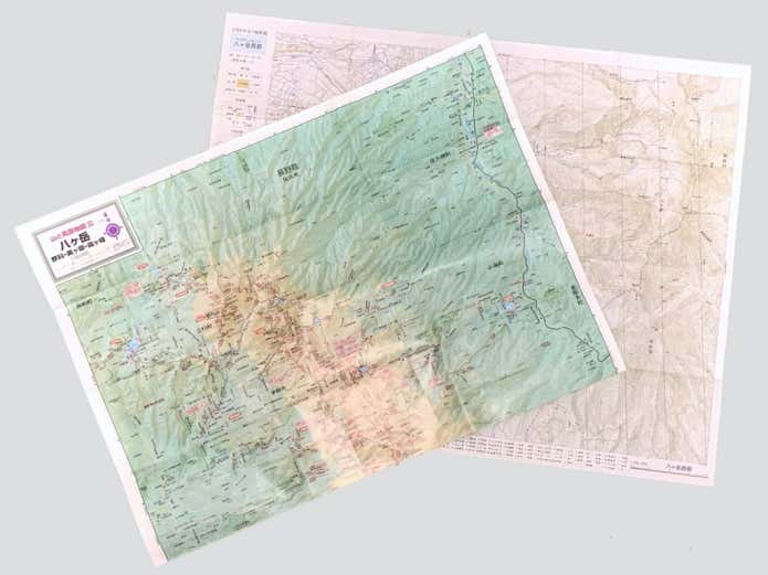 左の登山地図は多くが50000分の1、右の地形図は25000分の1の縮尺