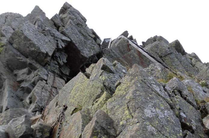 穂高山荘から奥穂高岳へ登る鎖場とハシゴ
