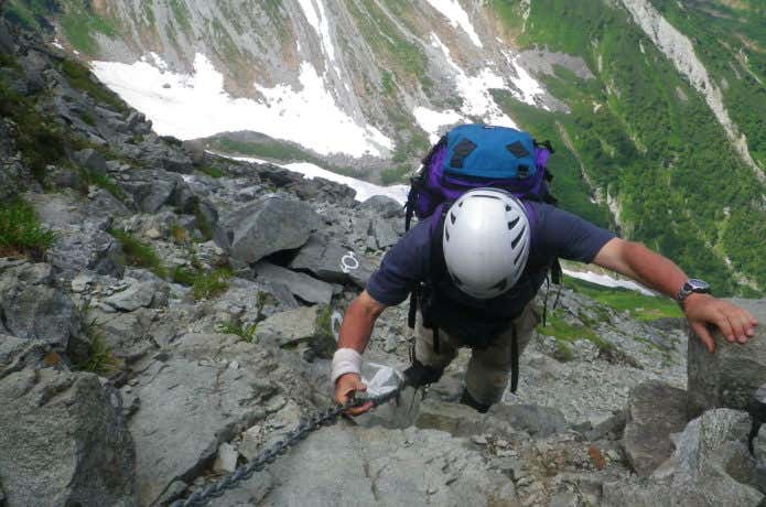 ヘルメットをかぶった登山者