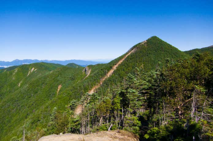 木賊山より、甲武信岳(甲武信ヶ岳)を臨む