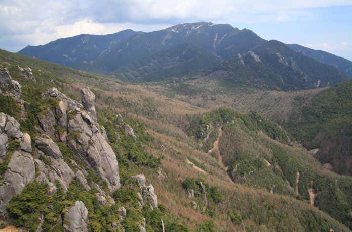 瑞牆山山頂(2230m)から東の金峰山、朝日岳方面を見る