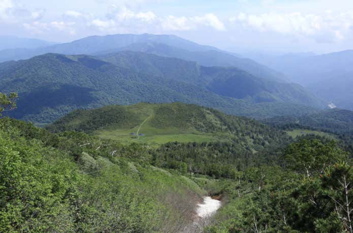 燧ヶ岳に向かう登山道から御池駐車場を見下ろす