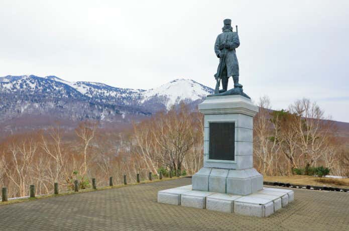 雪中行軍遭難記念像