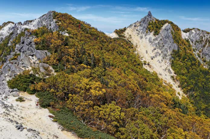 南アルプス・鳳凰三山にある赤抜沢ノ頭と背後にそびえる地蔵岳のオベリスク