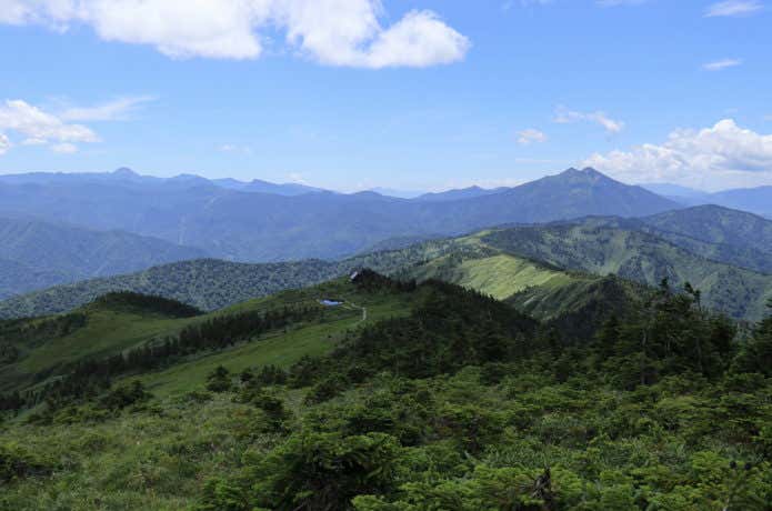 会津駒ヶ岳山頂から望む駒ノ小屋と燧ヶ岳