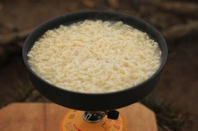 インスタントラーメンを茹でる