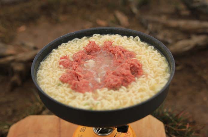 コンビーフを入れる