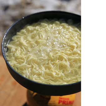 麺を茹でる