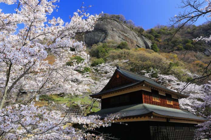 桜と岩殿山