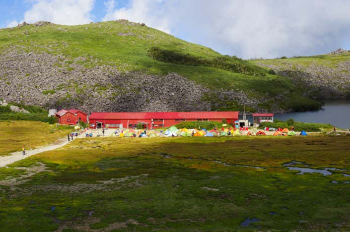 山小屋の近くのテント場